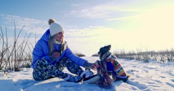 Una Chica Perro Sientan Juntos Nieve Chica Está Bebiendo Una — Vídeos de Stock