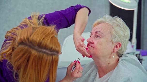 Kosmetyk Wyrywa Nadmierne Włosy Podbródka Klienta Pęsetą Depilacja Profesjonalnym Salonie — Wideo stockowe