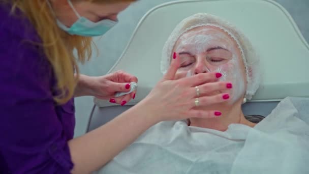 Páciens Egy Kényelmes Székben Fejtámlával Míg Kozmetikus Egy Tubusból Facsart — Stock videók