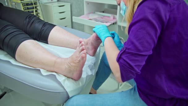 Eine Kosmetikerin Arbeitet Den Füßen Einer Kundin Eines Schönheitssalons Die — Stockvideo