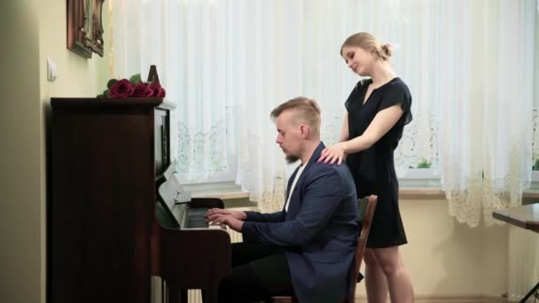 Mężczyzna Kobieta Mieszkają Razem Salonie Mężczyzna Gra Pianinie Kobieta Stoi — Wideo stockowe