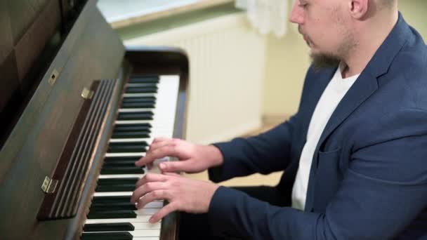 Zbliżenie Postać Mężczyzny Siedzącego Przy Pianinie Facet Gra Piosenkę Klawiaturze — Wideo stockowe