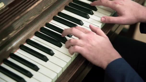 Крупним Планом Руки Чоловіка Клавіатурі Чоловік Грає Піаніно Він Пальцями — стокове відео