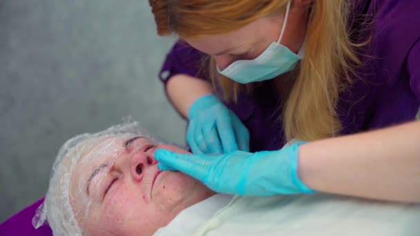 Kosmetik Provádí Vpichy Klientově Tváři Starší Žena Podstupuje Léčbu Mezoterapií — Stock video