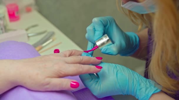 美容院的美容师使用一次性手套和面罩 精密刷子的抛光应用 — 图库视频影像