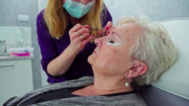 Den Kosmetolog Bär Kirurgisk Mask Jobbet Hon Använder Precisionsapplikator För — Stockvideo