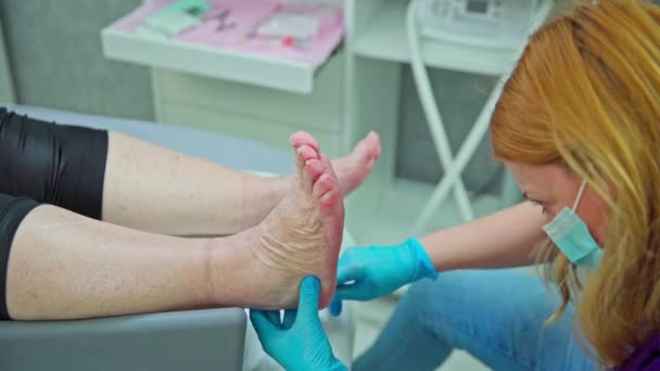 Close Clients Feet Lying Cosmetic Bed Beautician Working Grooming Clients — Stock Video