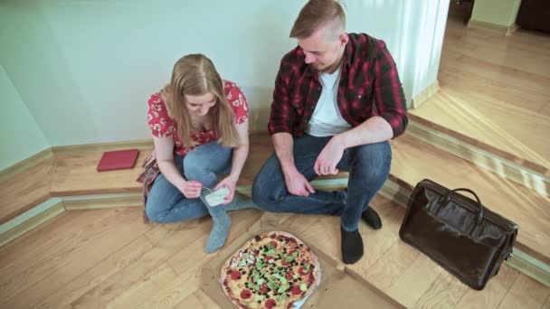 Una Chica Chico Han Pedido Pizza Para Cenar Pareja Está — Vídeos de Stock