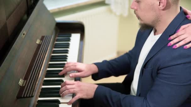 Man Playing Piano Notes Man Performs Piano Piece Memory Dressed — Stock Video