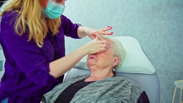 Geschickte Augenbrauenfärbung Mit Henna Sorgt Für Einen Spürbaren Aber Natürlichen — Stockvideo