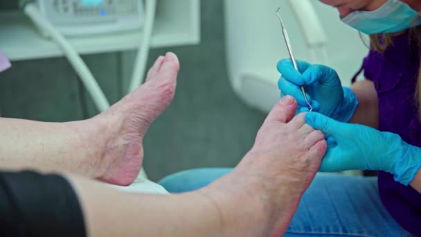 Крупним Планом Відкриті Ноги Людини Лежить Косметичному Ліжку Жінка Отримує — стокове відео