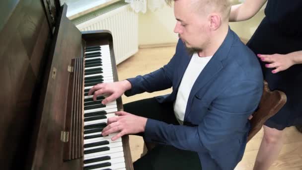 Une Fille Étreint Ses Copains Pendant Joue Piano Musicien Compose — Video