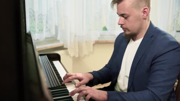 Ένα Αντρόγυνο Περνάει Χρόνο Μαζί Ραντεβού Άντρας Παίζει Πιάνο Ενώ — Αρχείο Βίντεο