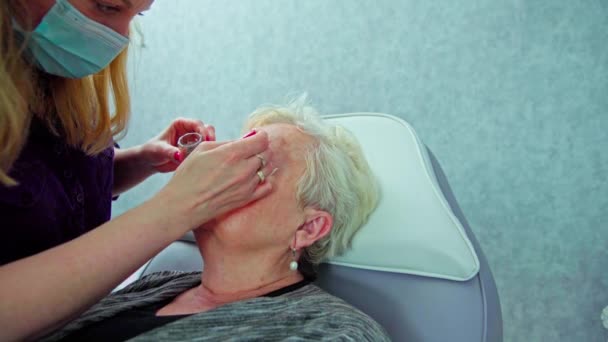 Målar Ögonbryn Kosmetolog Kvinna Har Henna Färgläggningsservice Skönhetssalong Mogen Kvinna — Stockvideo