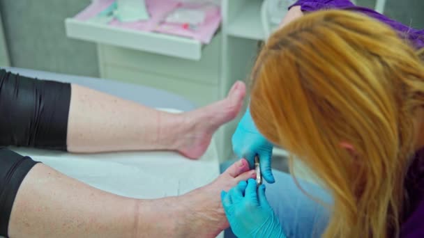 Kosmetička Pečlivě Stříhá Své Klienty Nehty Nohou Provádění Pedikúry Salónu — Stock video