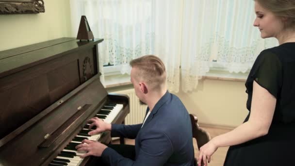 Egy Zongoraművész Egy Zongoradarabot Elő Emlékezetből Mellette Férfi Mozog Egy — Stock videók