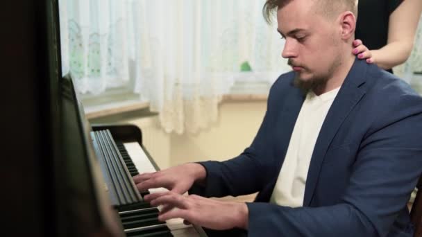 Közelkép Egy Zongoránál Ülő Férfi Alakjáról Aki Játszik Gyorsan Tisztítja — Stock videók