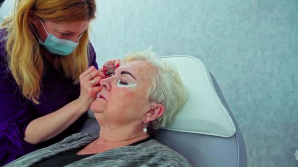 Der Kosmetologe Verwendet Einen Sehr Dünnen Pinsel Das Produkt Präzise — Stockvideo