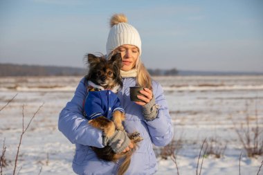 Bazı köpek cinsleri pardösüsüz. Paltosuz köpekler dışarısı soğuk olduğunda özel köpek kıyafetleri giymek zorundadır..