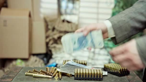 Soldato Paga Con Banconote Proiettili Una Vendita Illegale Nel Retro — Video Stock
