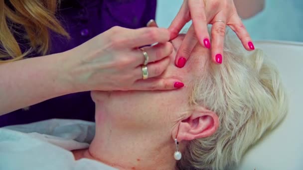Közelkép Egy Ágyon Fekvő Fejéről Nők Arca Van Takarva Kozmetikus — Stock videók