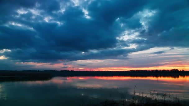 Uiterst Spectaculaire Zonsondergang Boven Lake Rotcze Tijdens Herfstdagen Film Gemaakt — Stockvideo