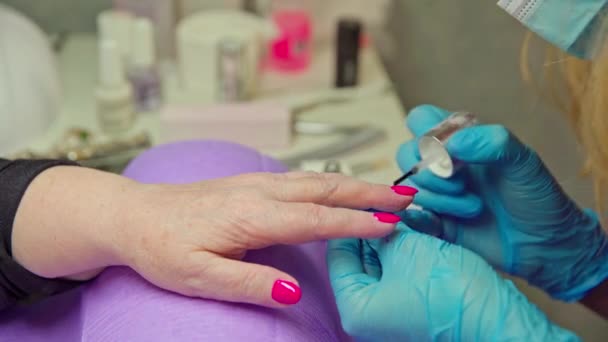 Крупный План Женской Руки Женщина Кладёт Руку Фиолетовую Подушку Стилист — стоковое видео