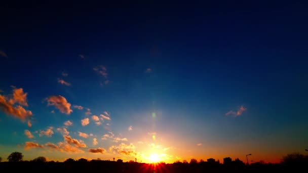 Glow Setting Sun Dark Blue Sky Few Cumulus Clouds Film — Stock Video