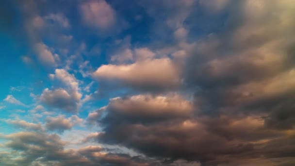Nubes Tonos Anaranjados Grises Atraviesan Cielo Azul Oscureciendo Lentamente Toma — Vídeos de Stock
