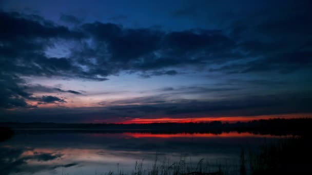 Сдвиг Темных Облаков Время Заката Отражается Поверхности Морщинистого Озера Ротче — стоковое видео