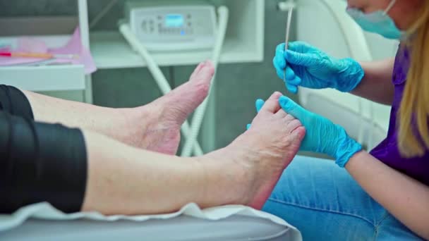 Вид Ноги Людини Лежить Косметичному Ліжку Ноги Видно Від Колін — стокове відео