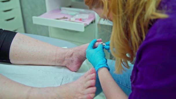 Bezpečná Pedikúra Hygienických Sterilních Podmínkách Salonu Krásy Zkušený Kosmetik Odstraňuje — Stock video
