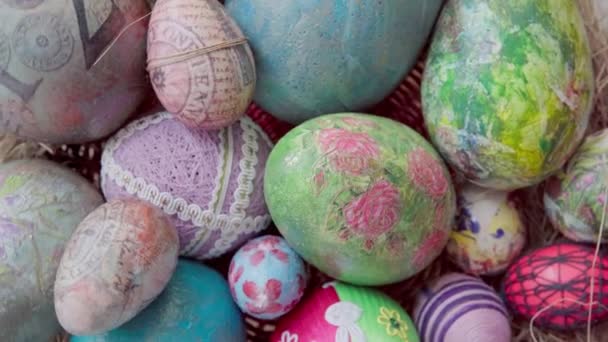 Paskalya Yumurtası Işçiliğinin Büyüleyici Dünyasına Doğru Bir Yolculuğa Çıkın Zarif — Stok video
