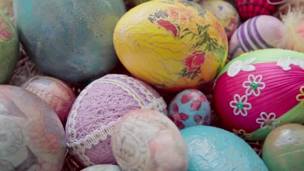 Renkli Paskalya Yumurtalarından Oluşan Bir Kaleydoskop Çerçeveyi Doldurarak Üzerlerindeki Çiçek — Stok video