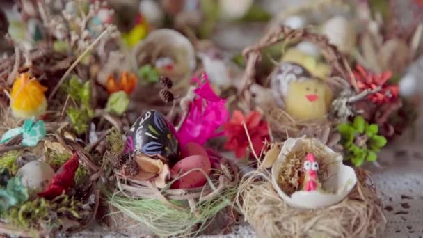 Спрятанные Плетеной Траве Сене Раскрашенные Вручную Пасхальные Яйца Птицы Цыплята — стоковое видео