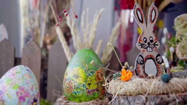 Körülötte Gyönyörűen Festett Húsvéti Tojások Virágos Mintázattal Egyik Zöld Háttérrel — Stock videók
