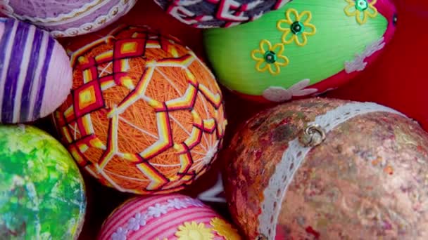 Ярком Красном Сосуде Пасхальные Яйца Завернутые Нитки Создают Завораживающие Геометрические — стоковое видео