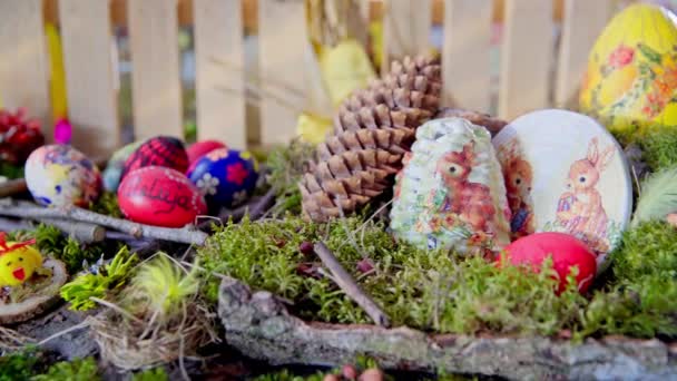 Rustikálním Velikonočním Displeji Malý Koš Drží Malé Žluté Kuře Zatímco — Stock video