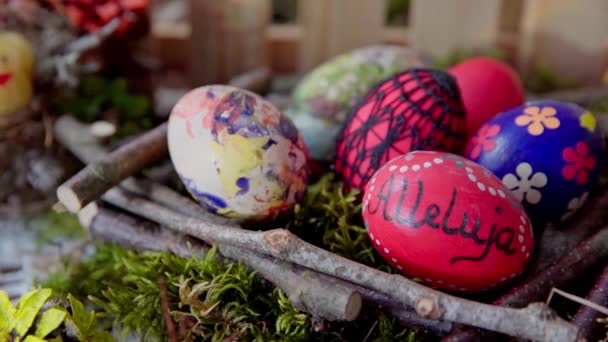 Wejdź Scenę Wielkanocnego Zaklęcia Gdzie Delikatne Gałęzie Trzymają Ręcznie Robione — Wideo stockowe