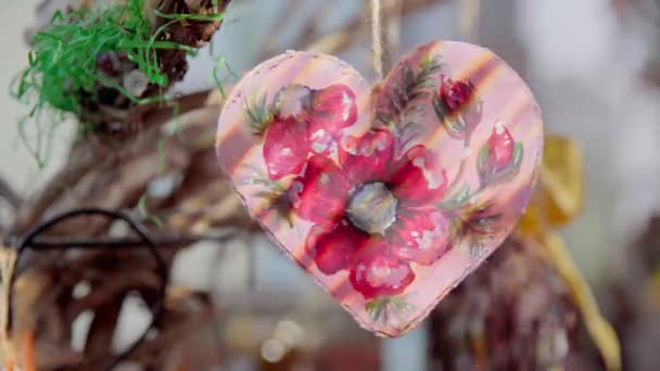 Uma Forma Gentilmente Balançando Forma Coração Adornada Com Flores Vermelhas — Vídeo de Stock