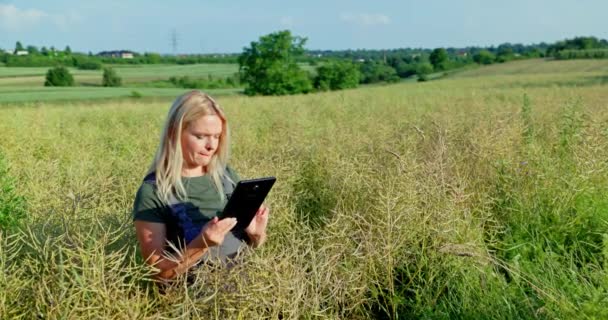 Idei Repcemagértékesítés Bizonytalansága Közepette Egy Mezőgazdasági Termelő Betekintést Kér Táblájába — Stock videók