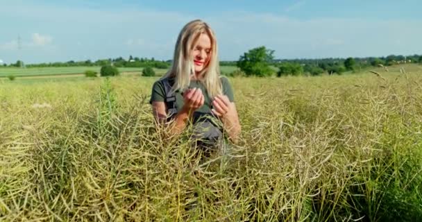 Sur Cette Photo Stock Captivante Une Agricultrice Blonde Tient Milieu — Video