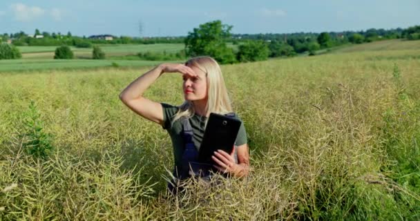 Μια Ξανθιά Επαγγελματίας Αγρότισσα Ντυμένη Γκρι Φόρμα Και Μια Μπλούζα — Αρχείο Βίντεο