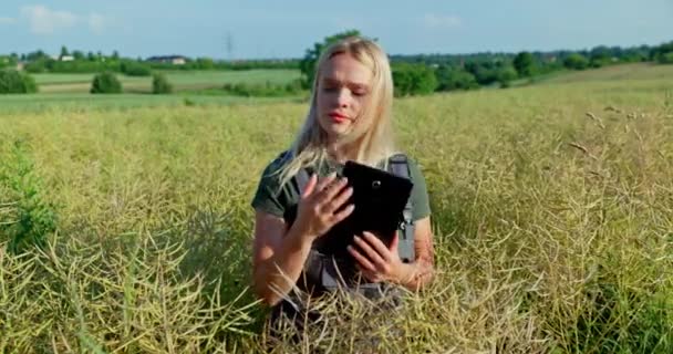 농부는 이익에 불확실성과 톱으로 그녀는 그녀의 태블릿에 예측을 잠재적 수확량을 — 비디오