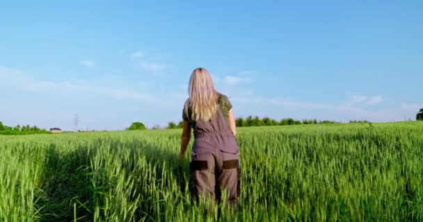 Ezen Magával Ragadó Stock Fotón Egy Profi Női Farmer Áll — Stock videók