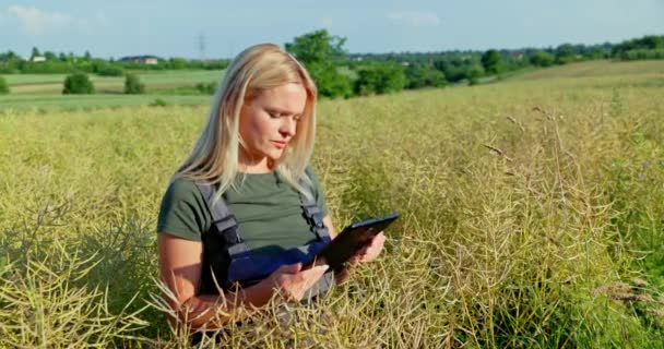농부는 포드를 검사하는 태블릿을 보유하고 수확량을 예측하기 온라인 이미지와 모양을 — 비디오
