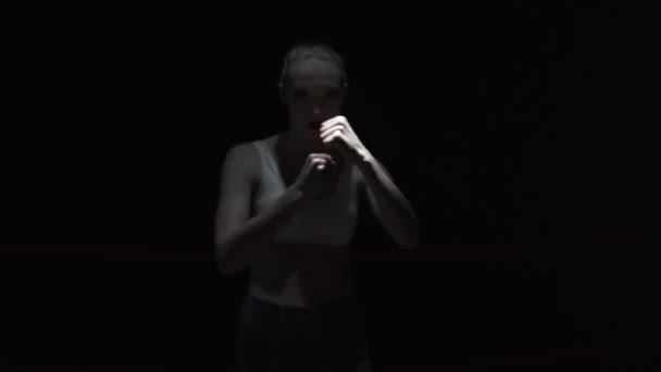 Bir Genç Işığa Doğru Geliyor Mma Dövüşçüsü Ringdeki Dövüşün Başlangıcı — Stok video