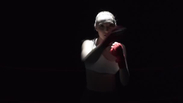 Entrenamiento Boxeo Cansado Golpeando Hacia Adelante Joven Atleta Durante Entrenamiento — Vídeos de Stock