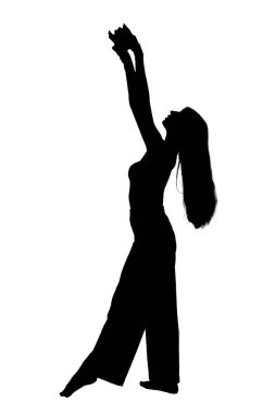 Bir kadının zarif silueti kollarını havaya kaldırarak neşeyle dans ediyor, özgürlüğü ve ifadeyi somutlaştırıyor.