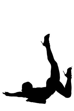 Çarpıcı bir siluet. Bir kadın, ayakları havada şakacı bir şekilde yerde yatıyor ve dinamik bir poz veriyor.